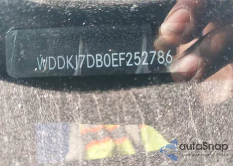 2014 Mercedes-Benz E 550 z USA, uszkodzony, nr VIN WDDKJ7DB0EF252786